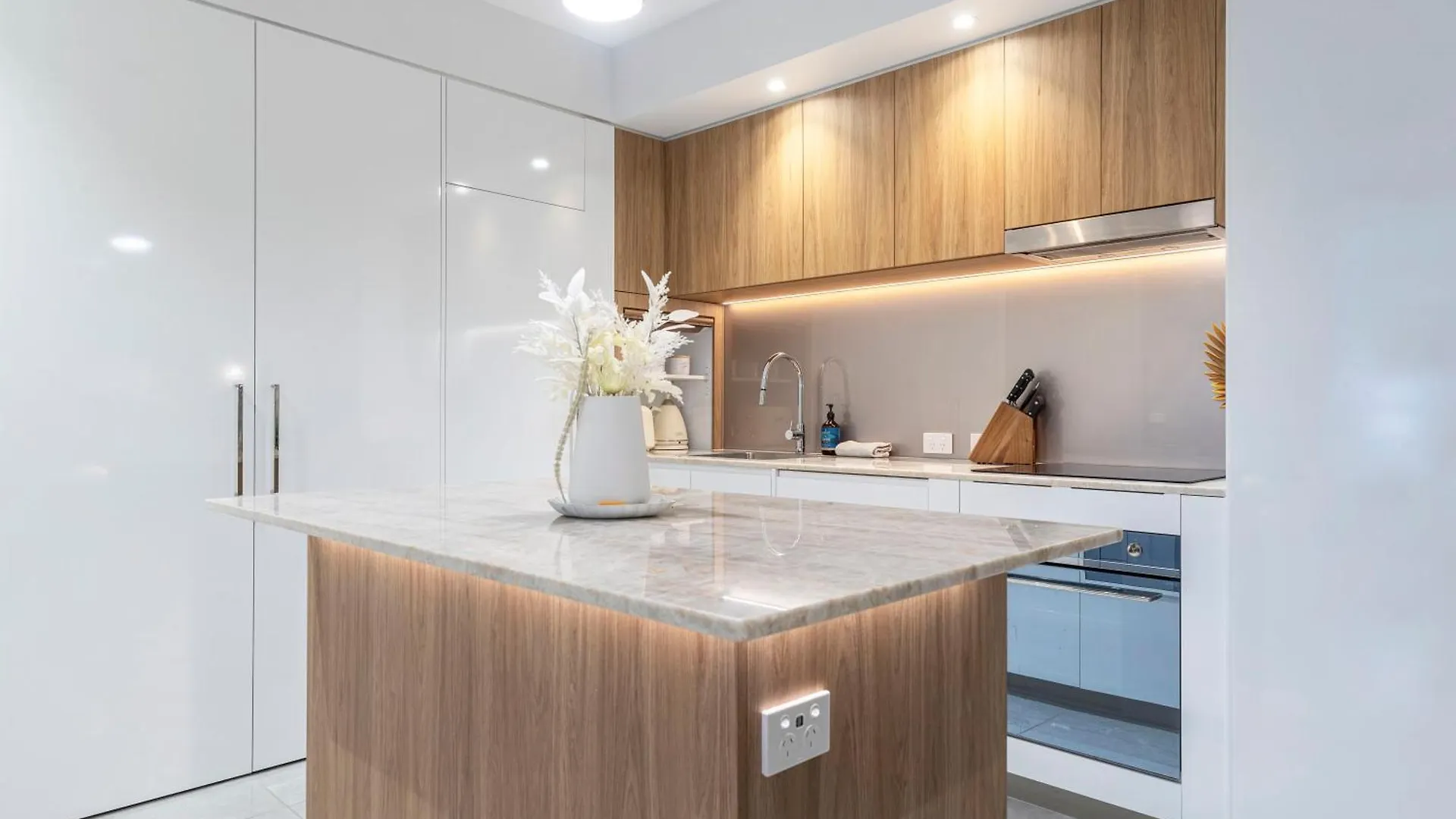 Oceanus Oasis At Bokarina Beach -Stunning Modern Coastal Apartment Кавана-Уотерс